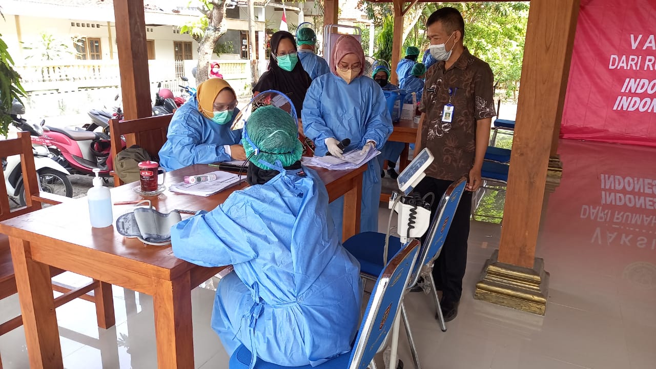 Kegiatan vaksinasi D1 di lapak Taman Obor Kel Oro oro Ombo.